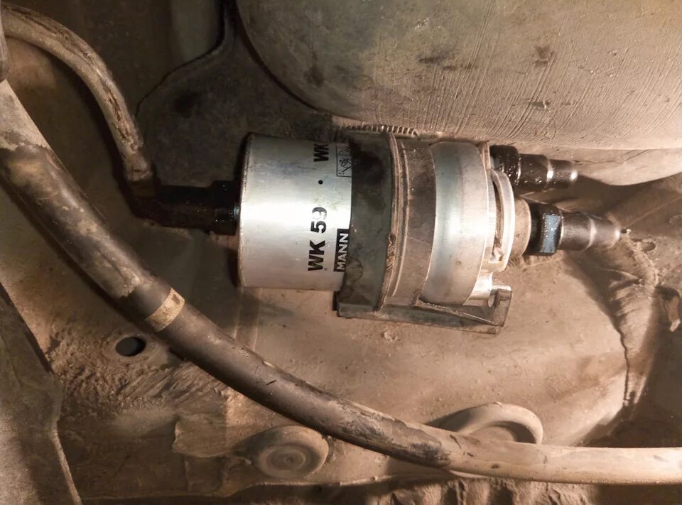 Хундай акцент 2008г фильтр топливный. Nissan n200 2010 насос в баке. Где стоит т. Фильтр грубой очистки топлива калина 2. Топливный бак соната тагаз 2.