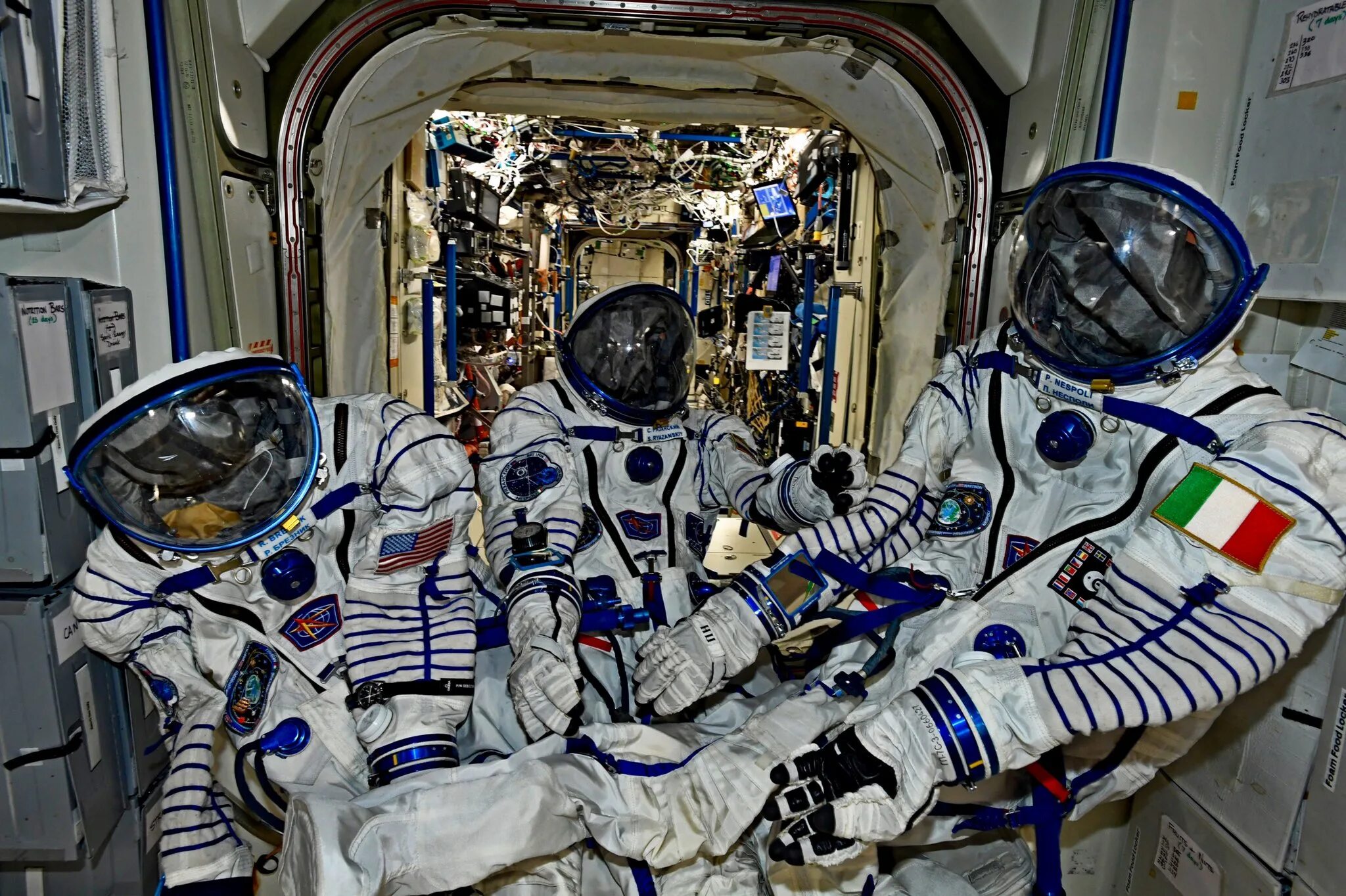 Какая космическая станция сейчас работает в космосе. Кабина МКС. Космонавт в космосе. МКС В космосе. Космический скафандр.
