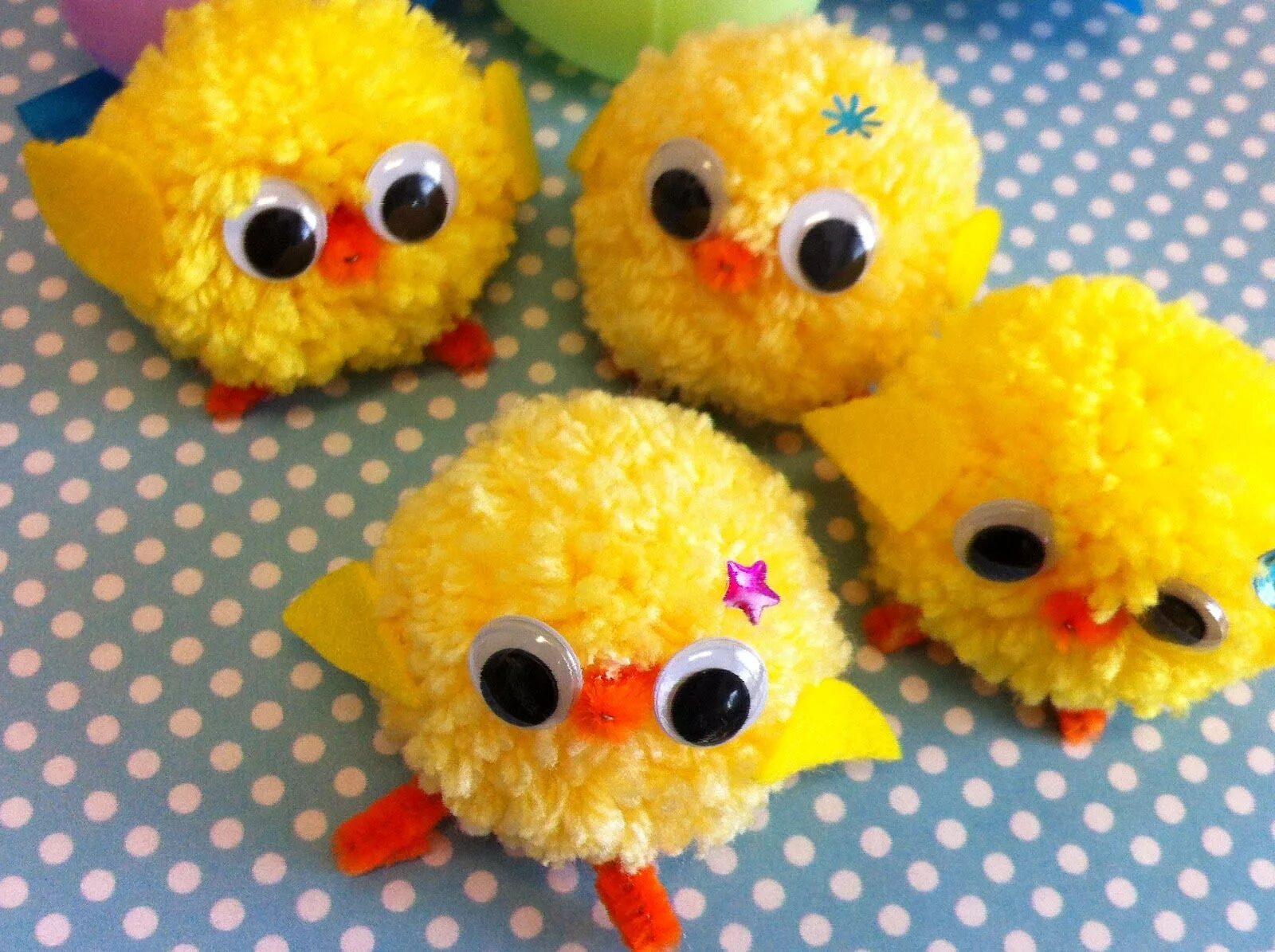 Цыпленок помпон. Цыплёнок из помпонов своими руками. Пасхальный цыпленок поделка. Пасхальный цыпленок поделка. Пасхальный цыпленок из помпонов.