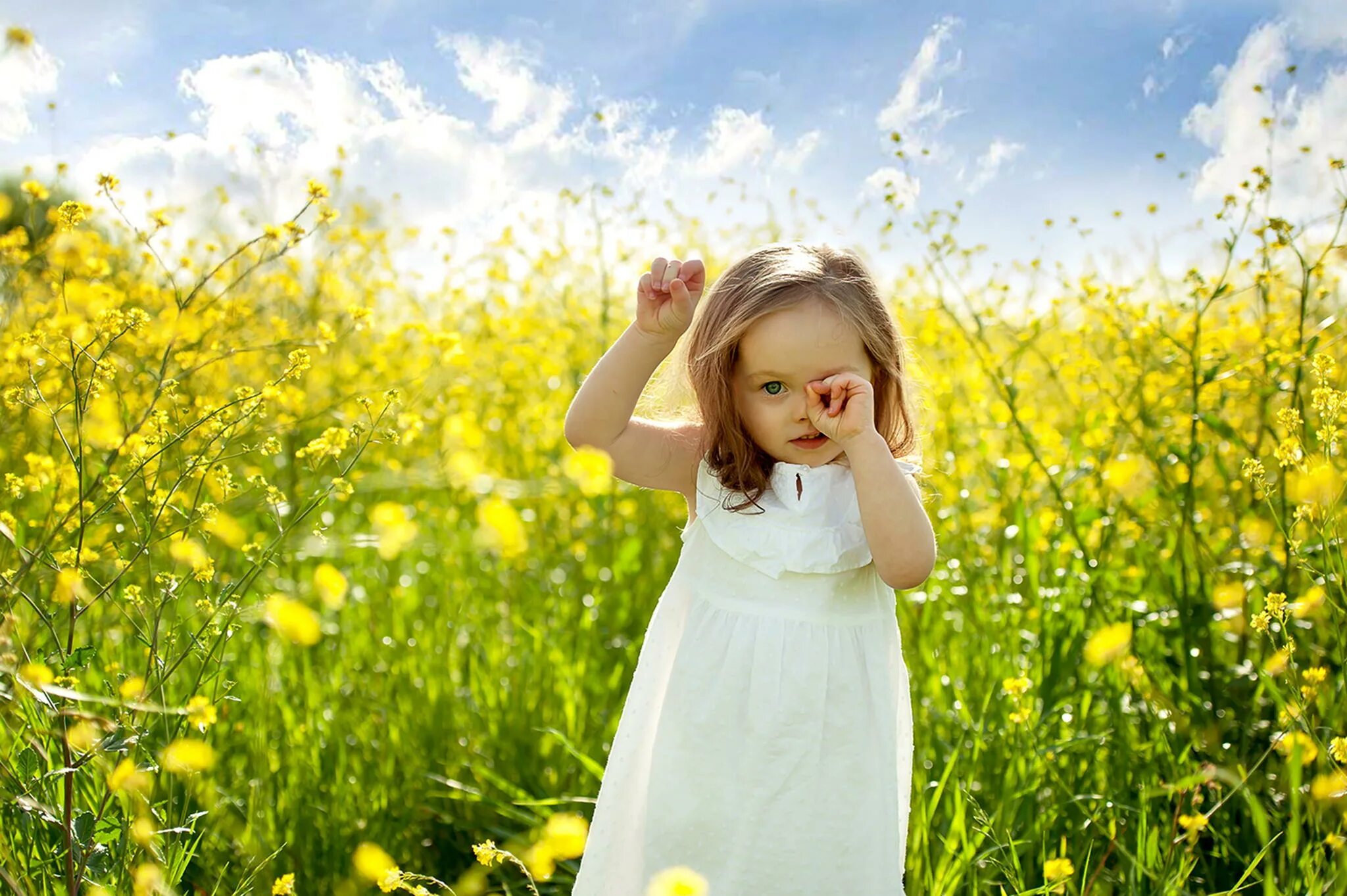 Дети цветов 6. Ребенок в поле с цветами. Лето дети поле. Ребенок радуется в поле. Весна для детей.