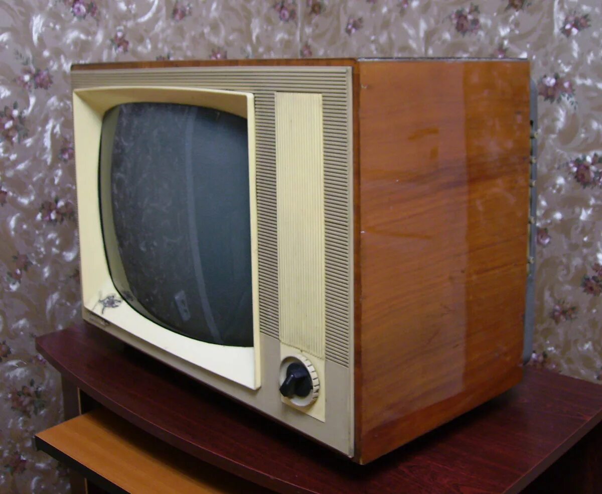 Телевизор Балтика 1967. Советский телевизор сигнал-2. Ламповый телевизор сигнал 2. Телевизор Радуга СССР сбоку.