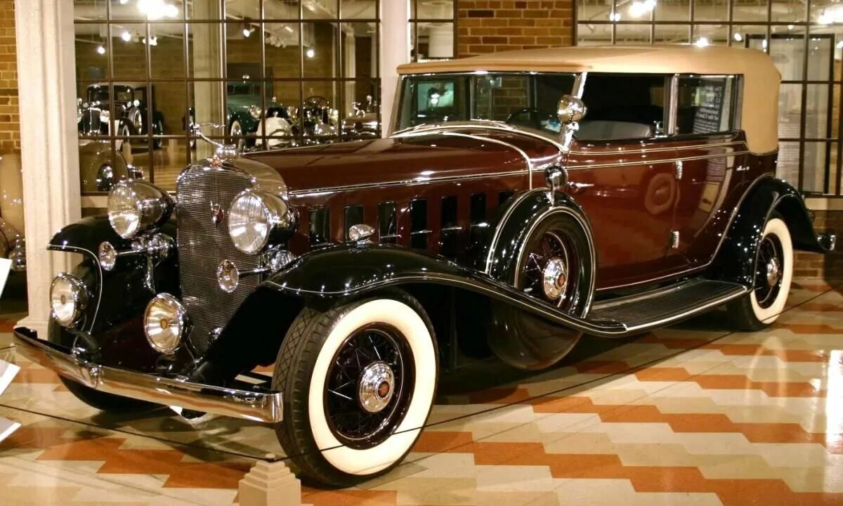 Купил машину 20 лет. Cadillac v16 1932. Кадиллак 1930-х. Cadillac v16 Imperial sedan. 1930 Cadillac v12.