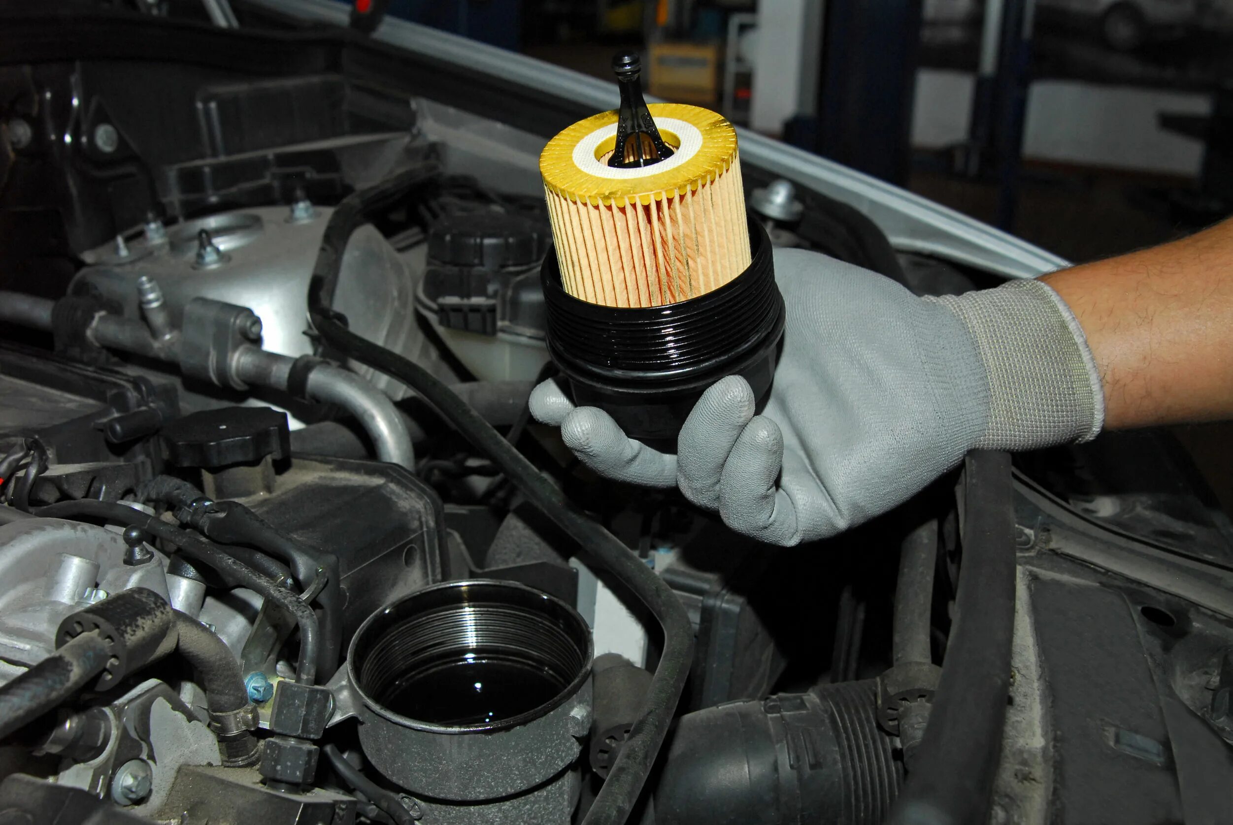 Как часто нужно менять фильтр двигателя. Масляный фильтр oil filter. солярис машина фильтр масляный. масляный фильтр в машине. загрязненный масляный фильтр.
