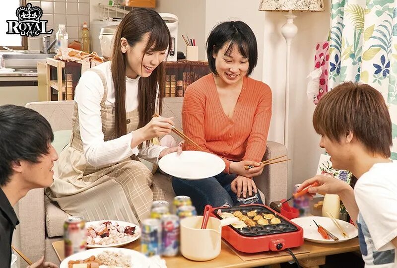 Japanese mom group. Японская мать по очереди. Японское телешоу мамы и сыновья. Японское телешоу мать и сын. Японская мать.