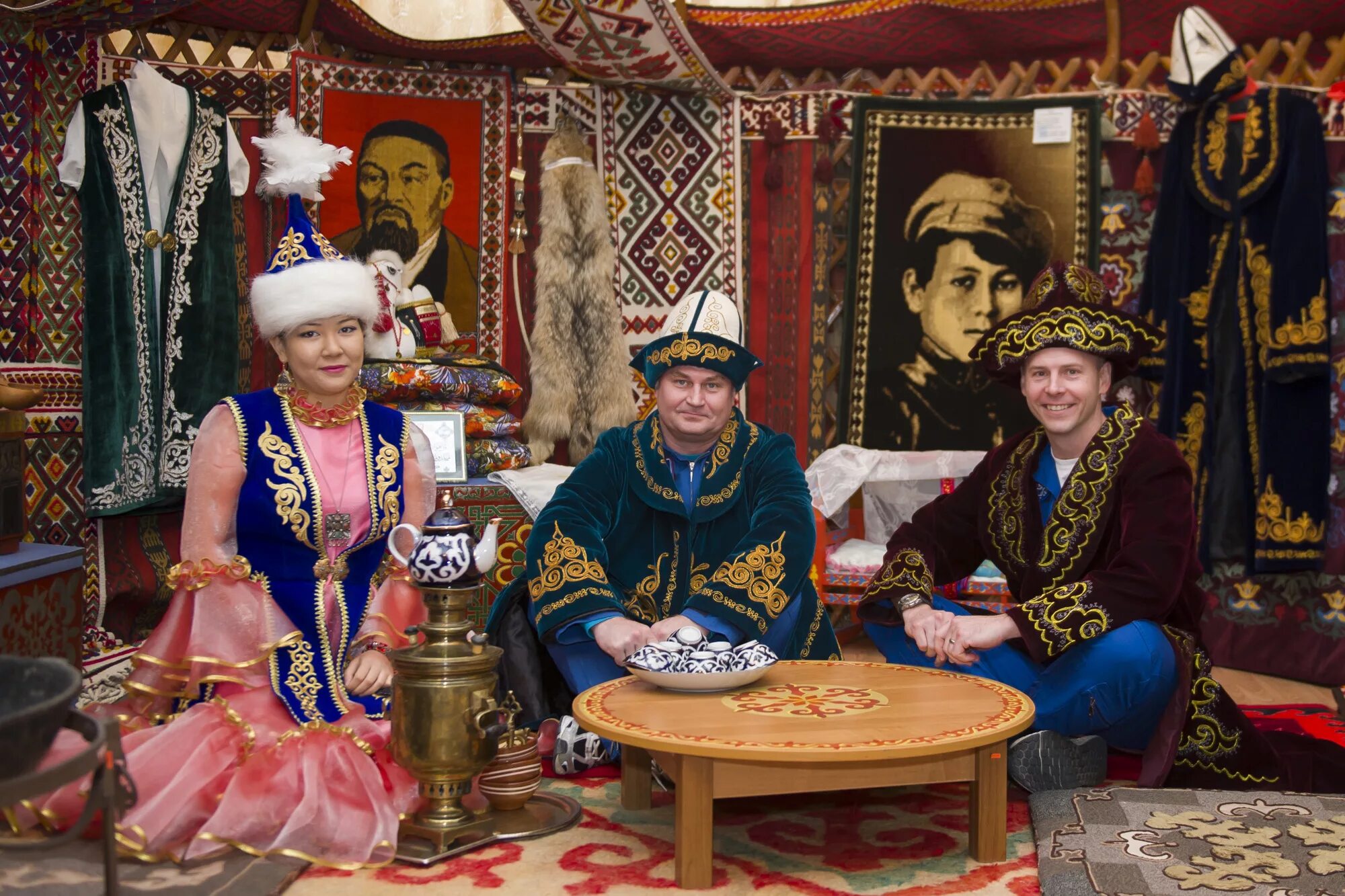 Kazakh traditional. Национальная одежда казахов. Традиционная казахская одежда. Национальные костюмы казахского народа. Казахская Национальная одежда.
