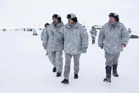 Женщину оставили в арктике с 4 мужчинами