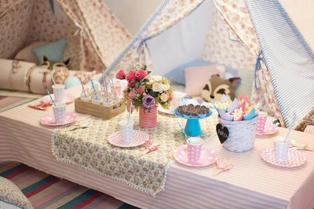 Пижамная вечеринка атрибуты. Пижамная вечеринка фотозона. Пижамная вечеринка атрибуты. Украшения для пижамной вечеринки. Пижамная вечеринка стол.