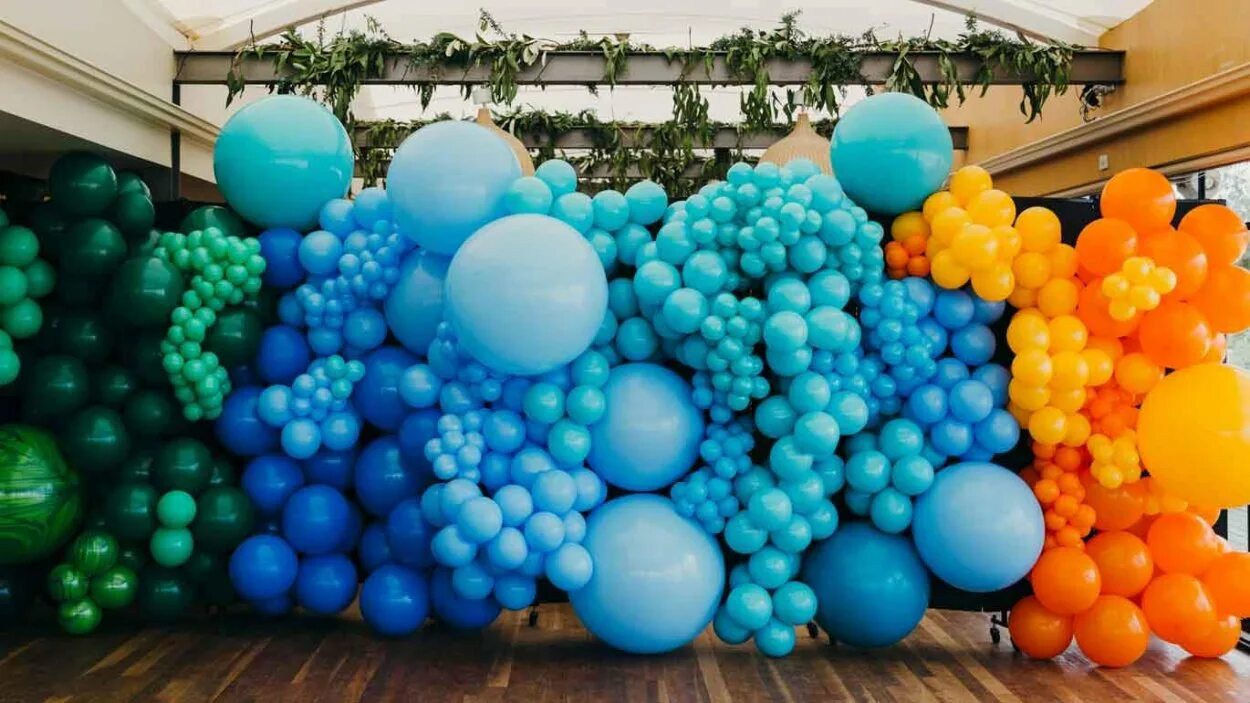 Стенка из шаров. Стена из шаров. Гирлянда из шаров. Воздушные шары. Стена из разнокалиберных шаров.