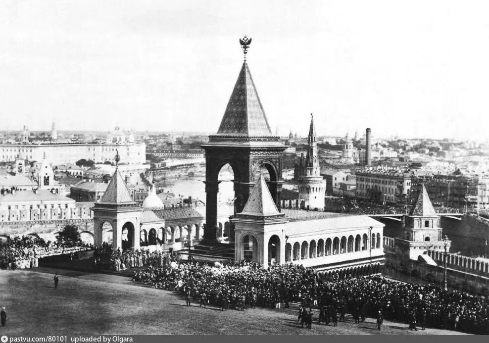 Памятник александру в кремле. Памятник Александру II В Кремле. Памятник Александру II В Московском Кремле (1898). Памятник Александру 2 в Московском Кремле Опекушин. Памятник царю Александру 2 в Кремле.