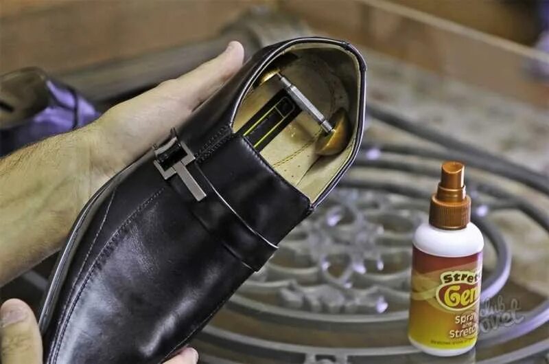 Смягчить задники обуви. Размягчитель кожи для обуви своими руками. Как размягчить кожаную обувь. Как размягчить кожаную обувь. Нос кроссовка порвался.