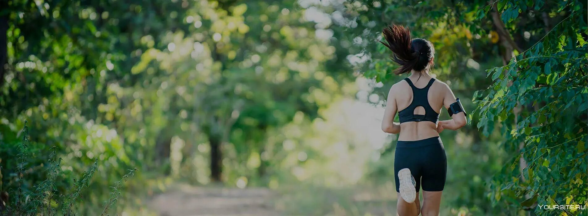 Спортсмен бежит. Бег ноги. Красивые здоровые спортивные люди. Девушка на пробежке сзади. Девушка на пробежке.