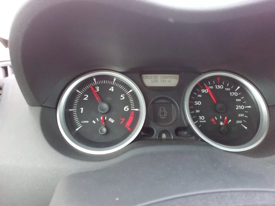 Тахометр меган. Тахометр меган 2 1. Спидометр от машины. Меган 2 дизель приборная панель. Панель приборов рено лагуна 3 включение на столе.