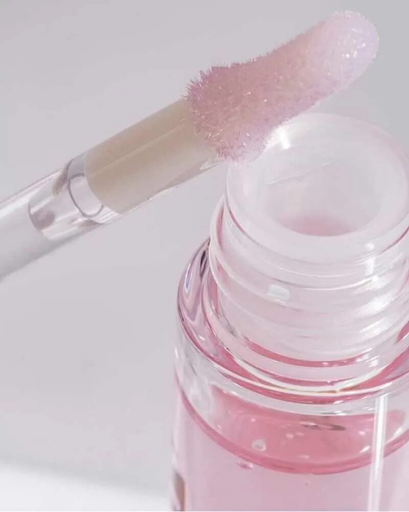 Блеск для губ glossier. Полупрозрачный блеск для губ. Губы с блеском прозрачным. Блеск для губ полупрозрачный розовый. Блески для губ прозрачные эстетичные.