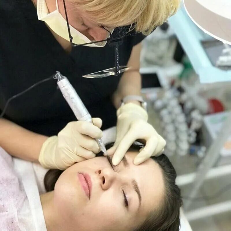 интерьер салона красоты брови. оборудование для перманентного макияжа. салон бровей. брови салон красоты москва. салон бровей и ресниц.