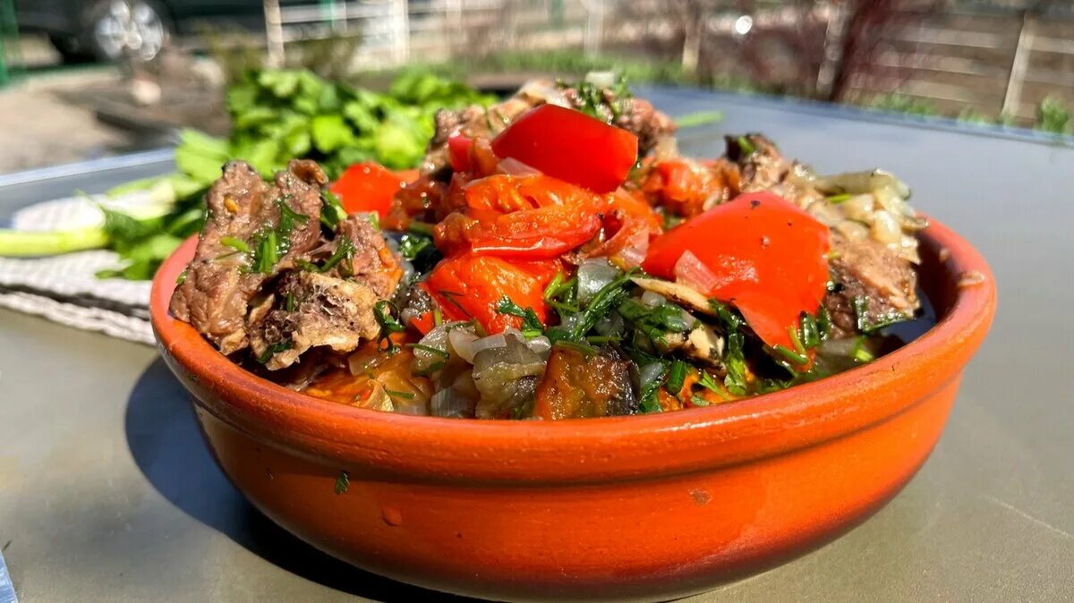 Мясо в казане с картошкой и овощами. Мясо с овощами в казане. хашлама. блюдо в казане готовится аджапсандал. казан для хашламы.