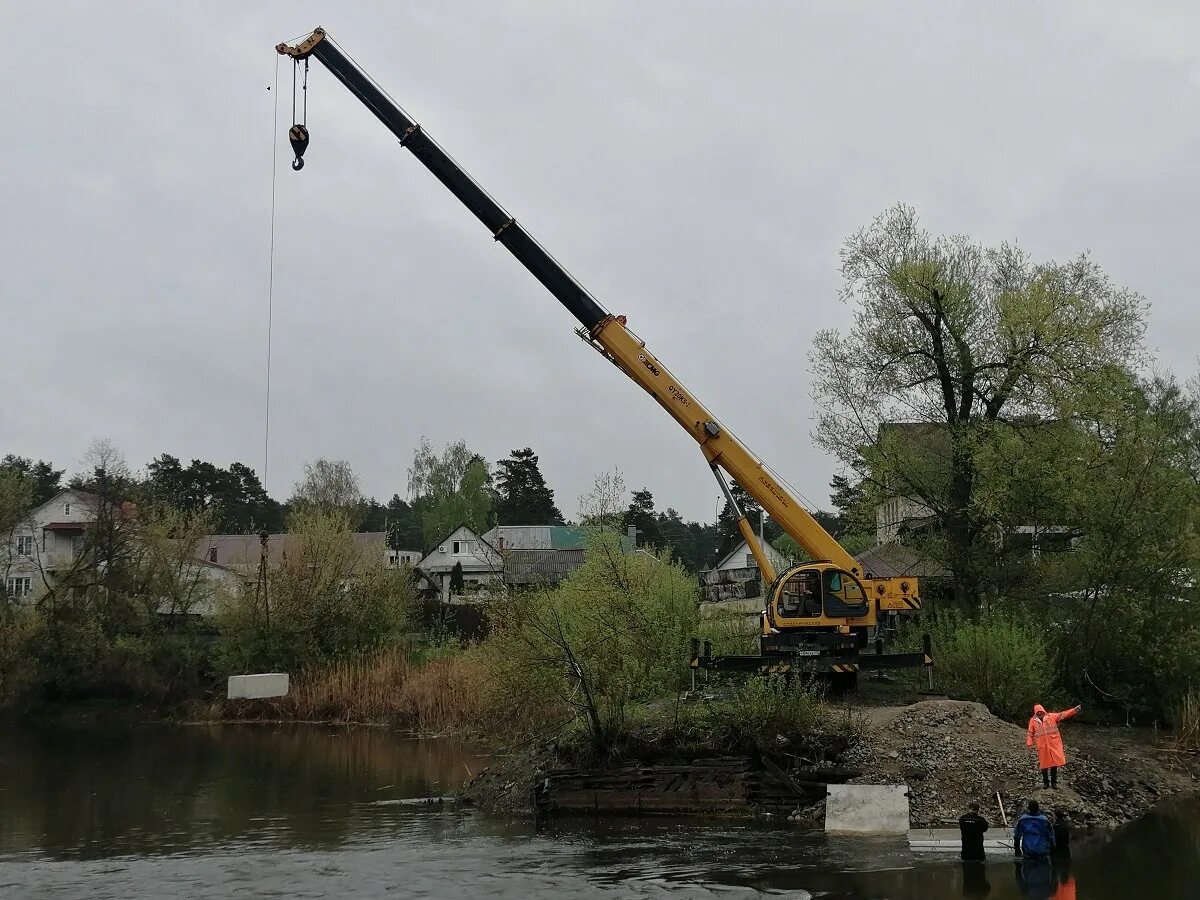 Уровень воды река цна. Плотина Тамбов Пригородный лес. Строительство. Стройка моста. Река Цна.