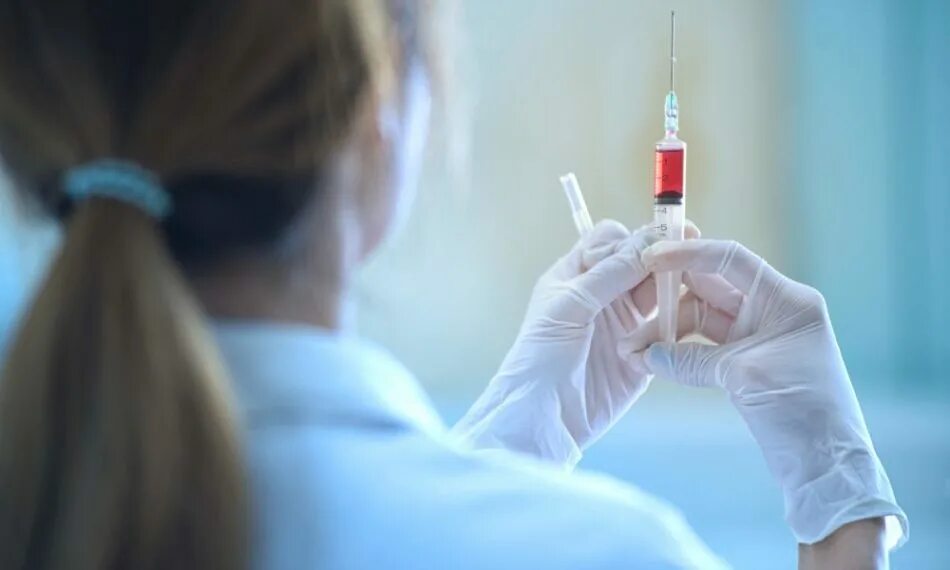 медсестра с уколом. врач с вакциной. врач с уколом. доктор со шприцом. медсестра со шприцом.