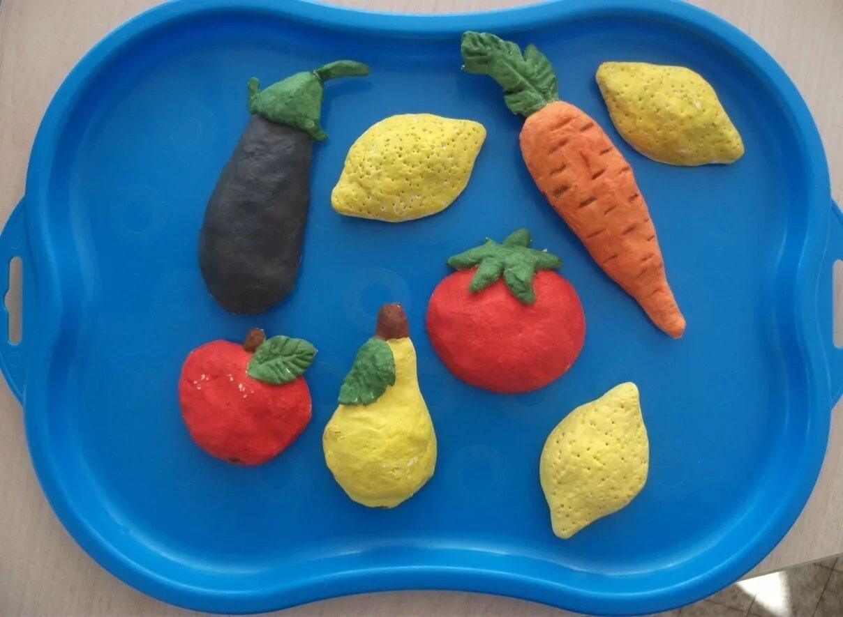 Лепка овощи и фрукты в средней группе. Овощи и фрукты из пластилина. Лепим фрукты и овощи из пластилина. Поделка на тему овощи.
