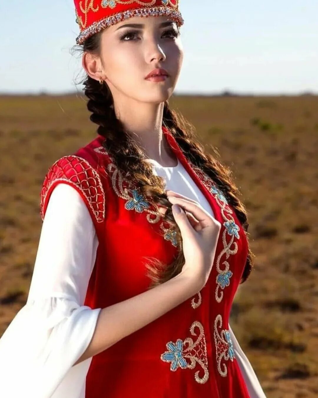 Русско казахская девушка. Монгольская певица Tatar. Казахский нац костюм. Айя Шалкар в национальном костюме. Айя Шалкар казахский костюм.