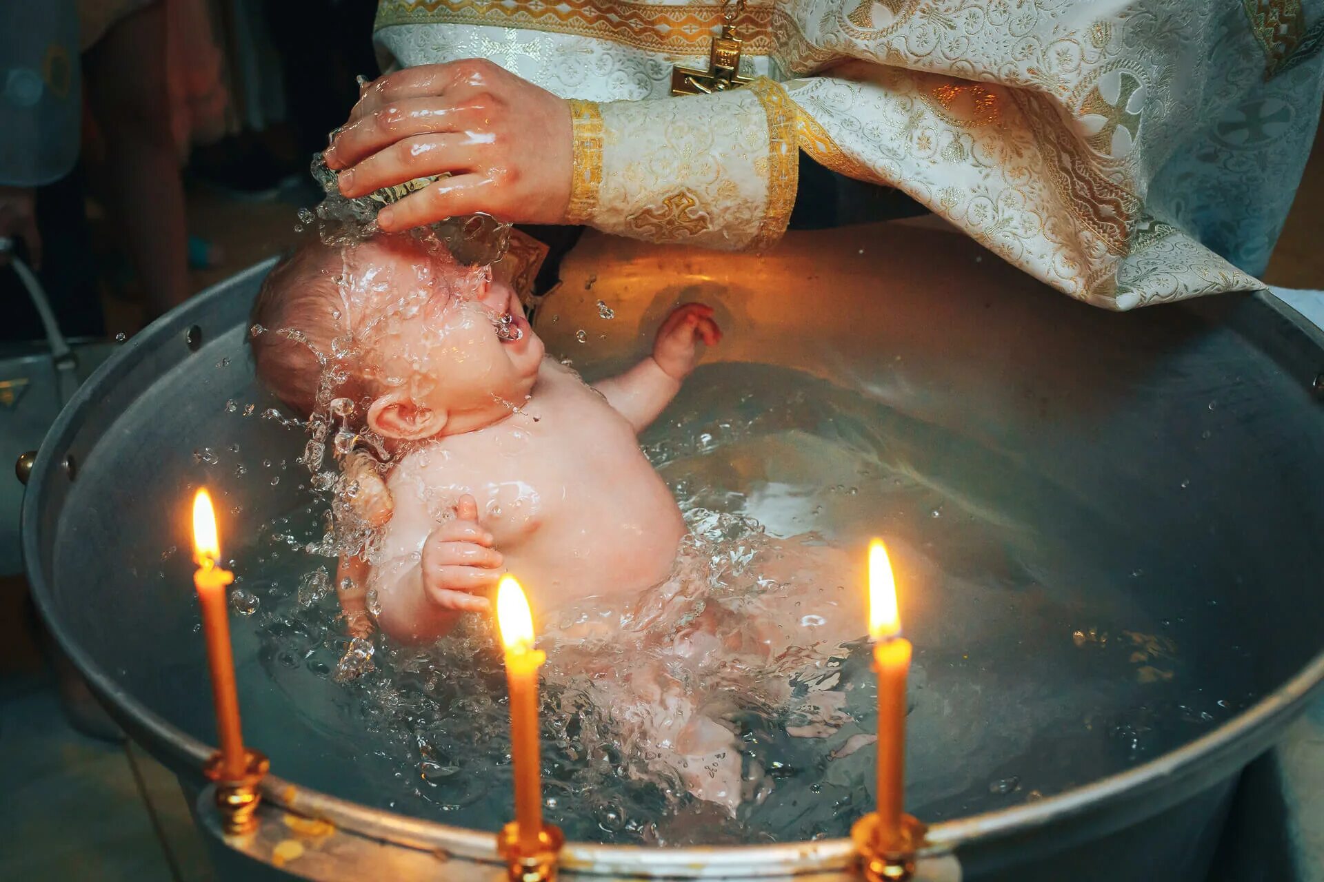 Почему нельзя быть крестными. Крещение таинство Православие. Крещение ребенка. Таинственное крещение. Фотосессия крещения ребенка.