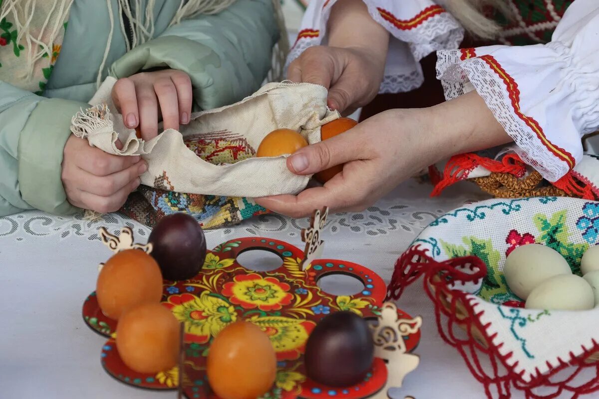 Празднование пасхи. Славянская пасха. Пасхальный стол. Освященные куличи. Традиции великого поста и пасхи.