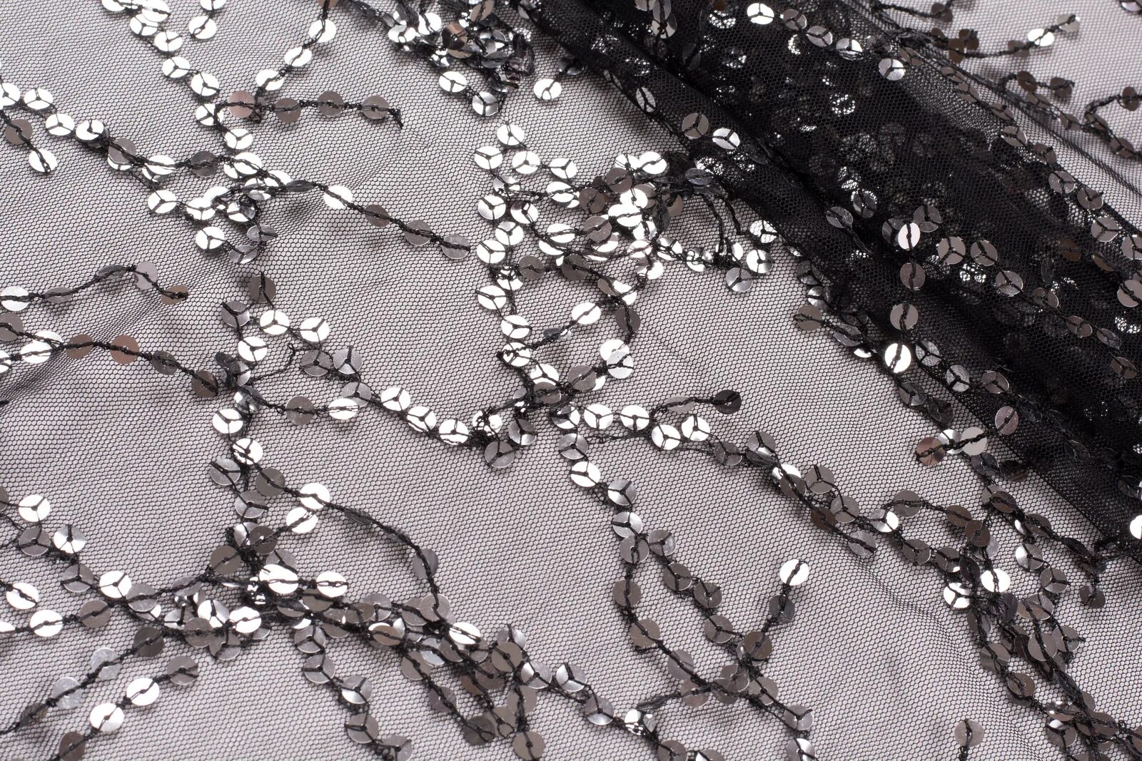 Ткань с пайетками. Ткань стрейч пайетка. Ткань плательная с пайетками. Ткань крупные пайетки. Ткань сетка с пайетками.