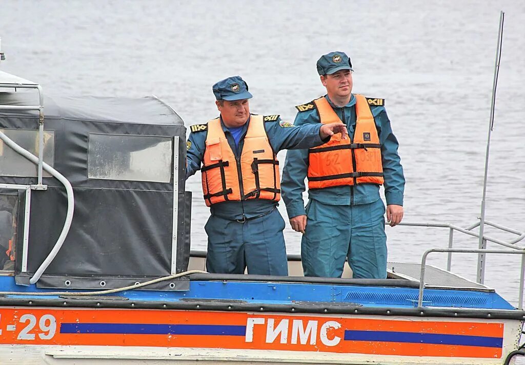 Государственная инспекция по маломерным судам мчс россии. Катер гимс маломерное судно. Катер гимс мчс 2020. Светлая форма гимс мчс. Катер гимс маломерное судно.