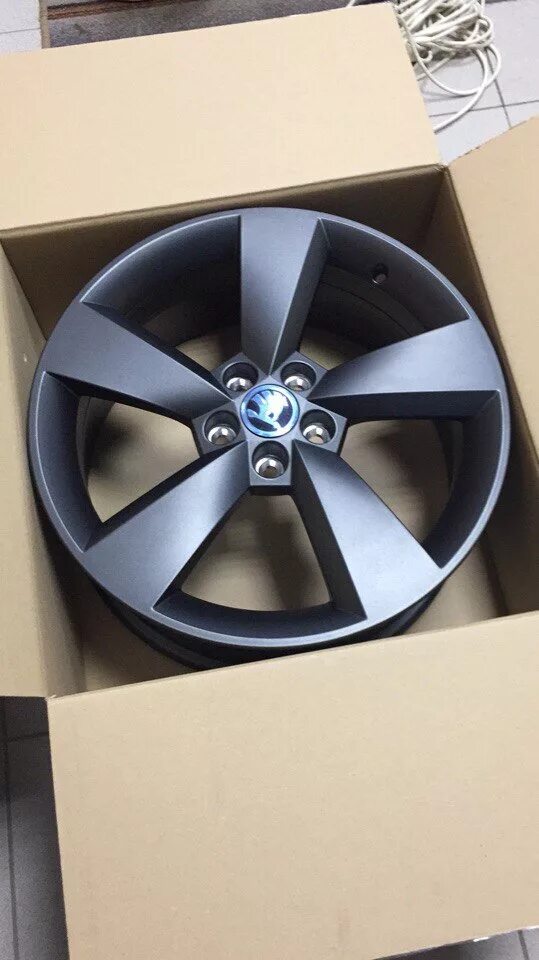 Литые диски шкода октавия а7 оригинал r16. Диски шкода октавия r17. Диски skoda octavia r17 оригинал. Диски шкода а7 r17. Литые диски velorum 6.