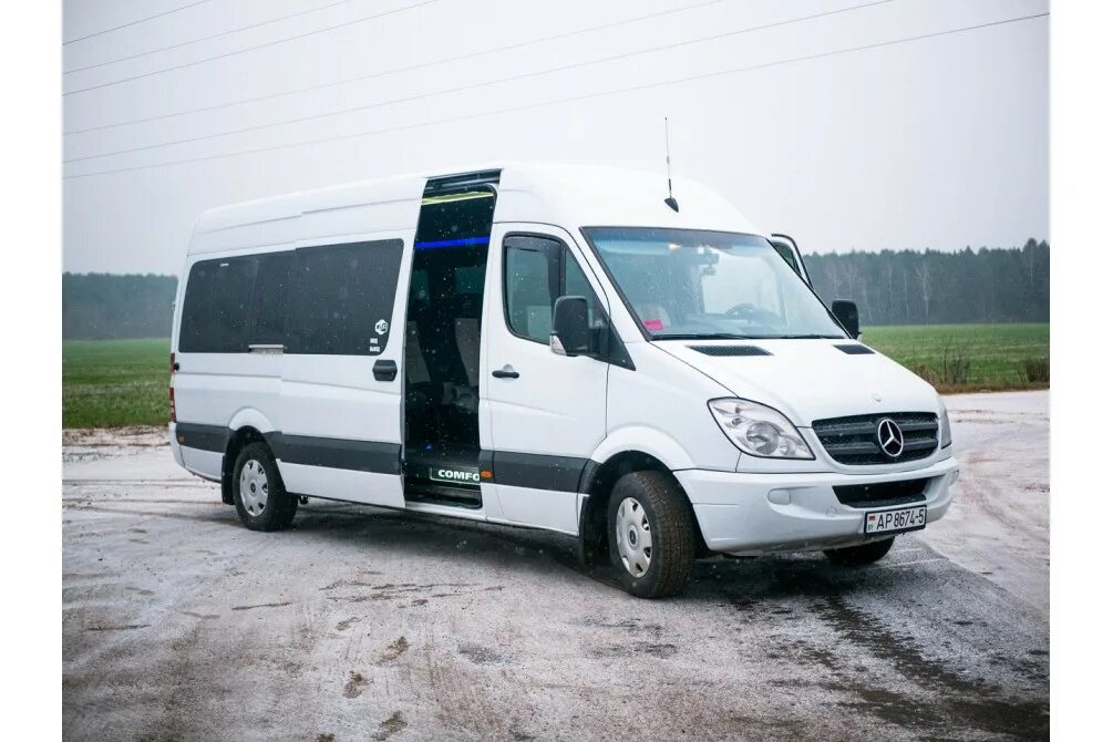 Трансфер мерседес спринтер. Мерседес бенц 411 спринтер. Mercedes benz sprinter classic. Пассажирские услуги. Микроавтобус форд 17 мест.