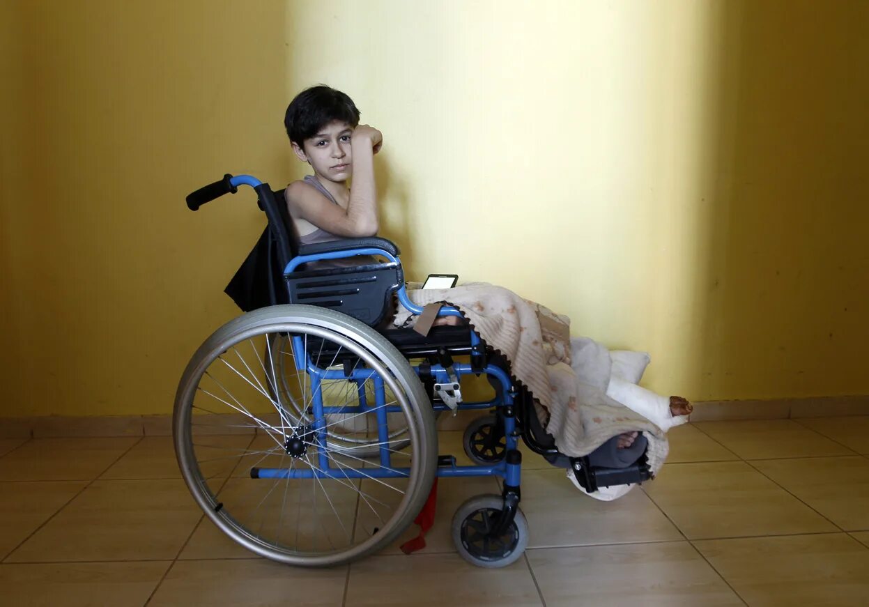 Выяснилось что ребенок инвалид. Мальчик в инвалидной коляске. Люди с ограниченными возможностями. Подросток в инвалидной коляске. Коляска для детей инвалидов.
