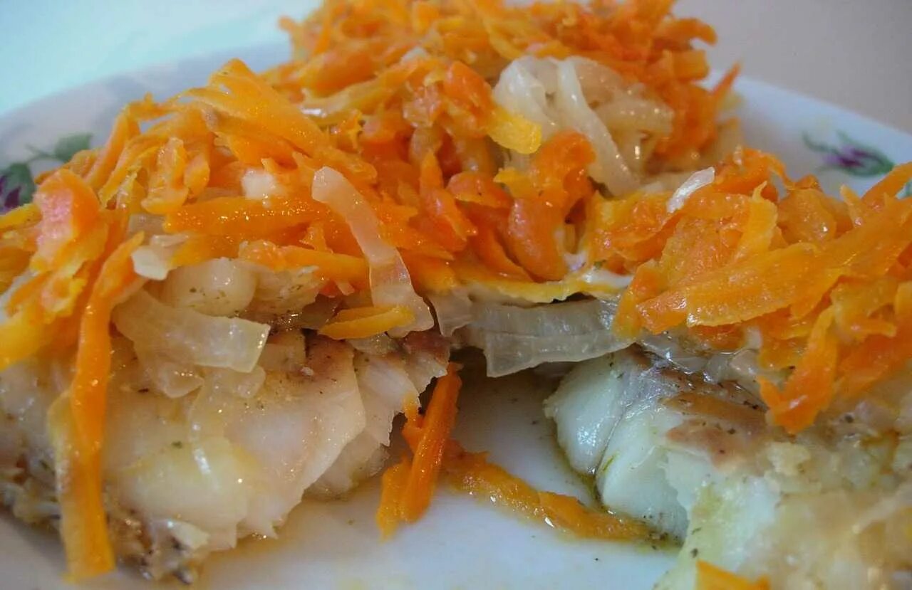 Минтай в кастрюле с луком и морковью. Минтай с картошкой и морковью в духовке. минтай в духовке с картошкой морковью и луком. минтай в духовке с морковью и луком. филе минтая под луком и морковью.