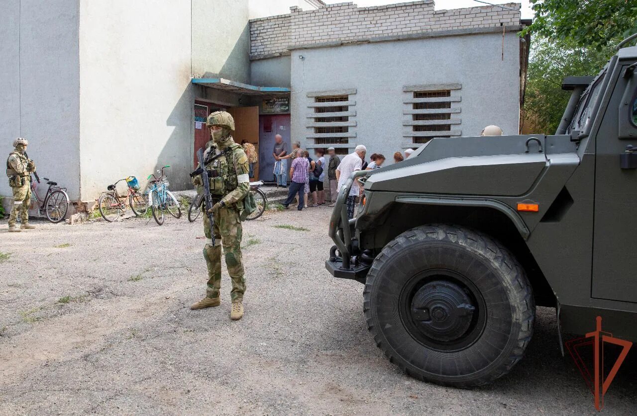 Колонна военных машин. Украинский БТР. Росгвардия запорожская