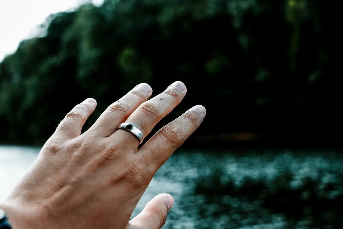 Приснилось кольцо мужа. Middle finger Ring. Ring on Middle finger. Парень одевает кольцо девушке. Finger long Rings.