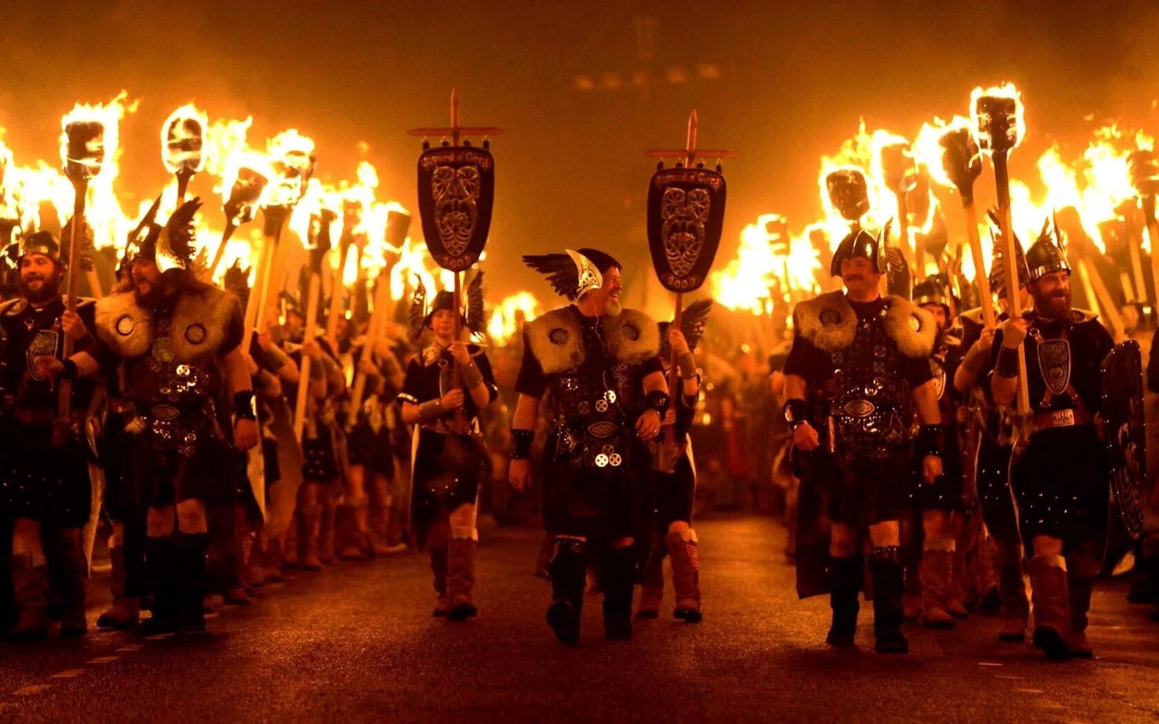 Фестиваль огня up helly aa в шотландии. Фестиваль огня в шотландии. Фестиваль огня, праздник апхелио (up helly aa fire festival). Ап хелли аа фестиваль в шотландии. Ап хелли аа (up helly aa) в шотландии.