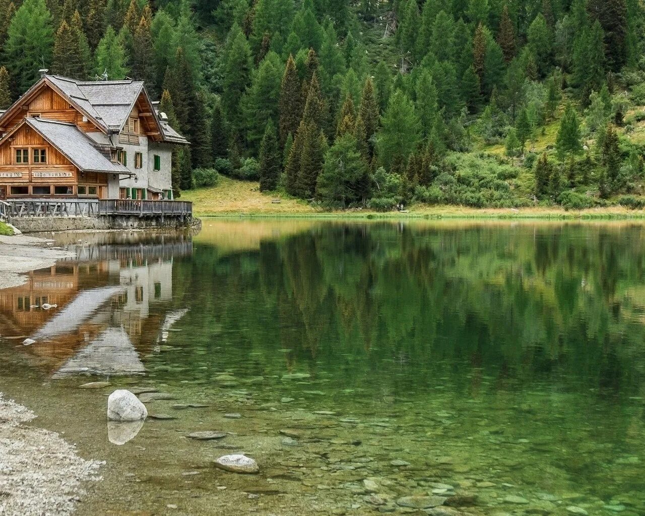 Наш дом был недалеко от озера. Фахверк Швейцария горы озеро лес. Дом у озера штат Монтана. Дом Каленов в лесу у озера. Дом у реки (River Cottage).