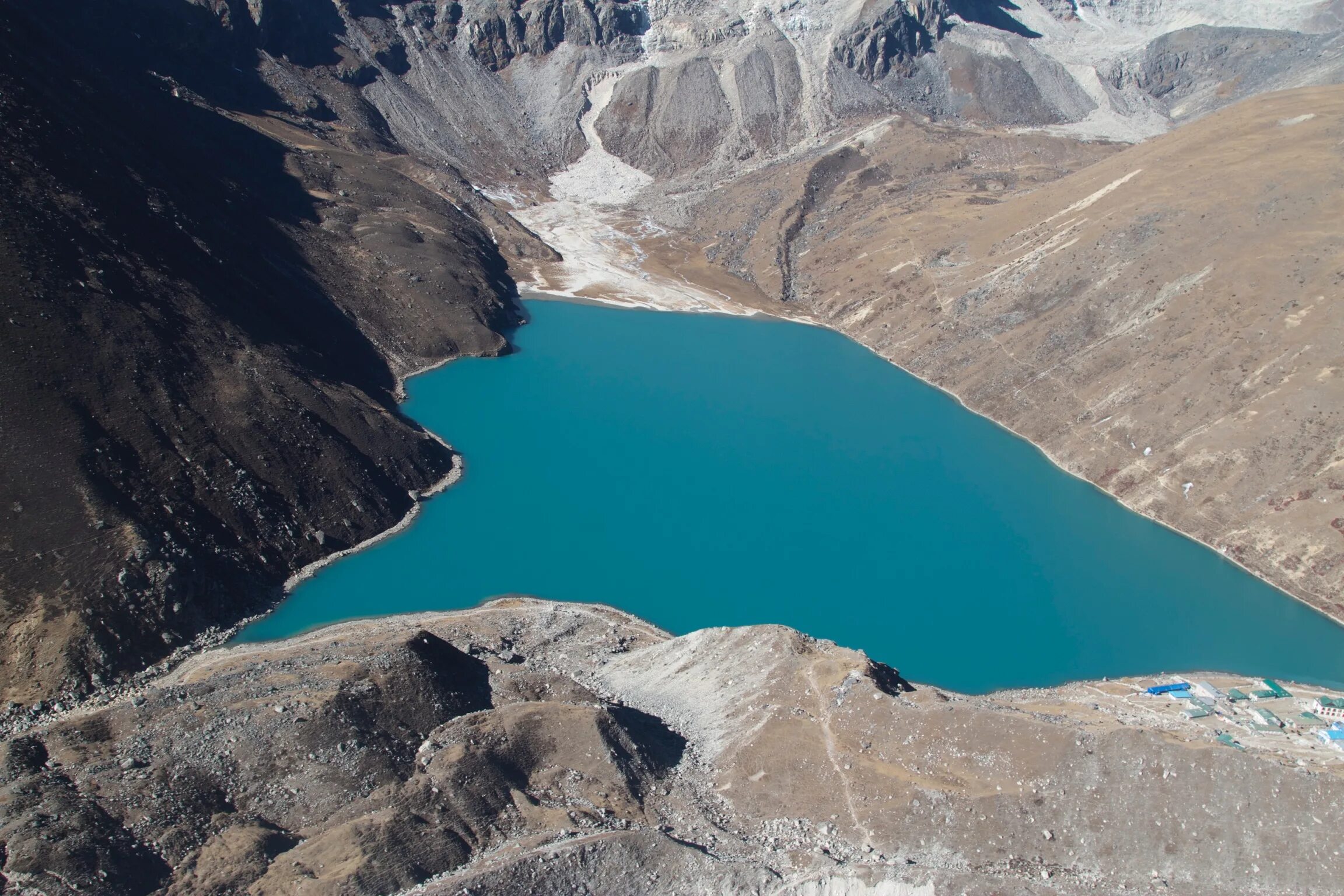 Озерные котловины озера байкал. Озеро Сарез. Кратерное озеро в Армении. Ледниковая котловина озера. Географические объекты озеро.