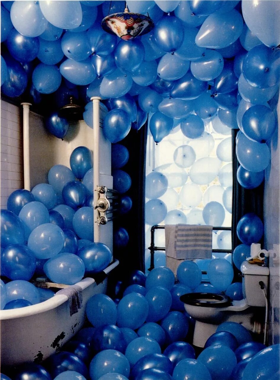 Ванна с шарами. Украшение шарами. Шары в комнате. Украшение комнаты воздушными шарами. Шары с днем рождения.