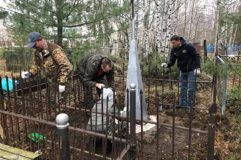 Объявление о закрытии кладбища. Старое кладбище самара. Ворота на кладбище. Старые могилы в россии. Кладбище ковров.