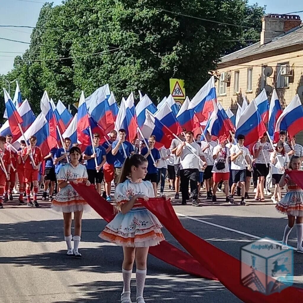 День России празднование. С праздником день России. Шествие с флагами. День России шествие. Праздники отмечаемые 12 июня