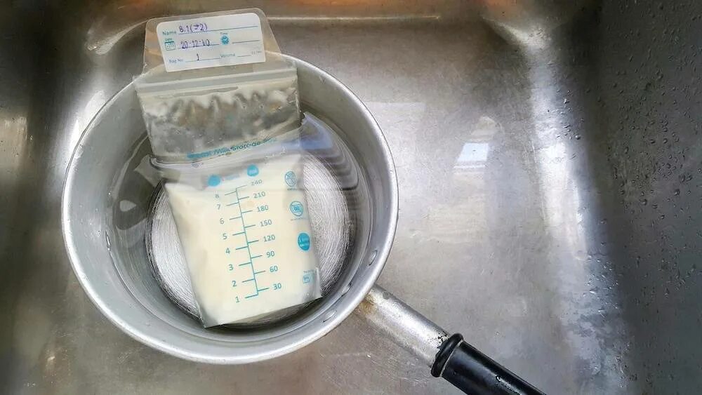 Можно подогревать грудное молоко. Хранение сцеженного молока в морозилке. размораживание грудного молока. как подогреть грудное молоко. заморозка сцеженного грудного молока.