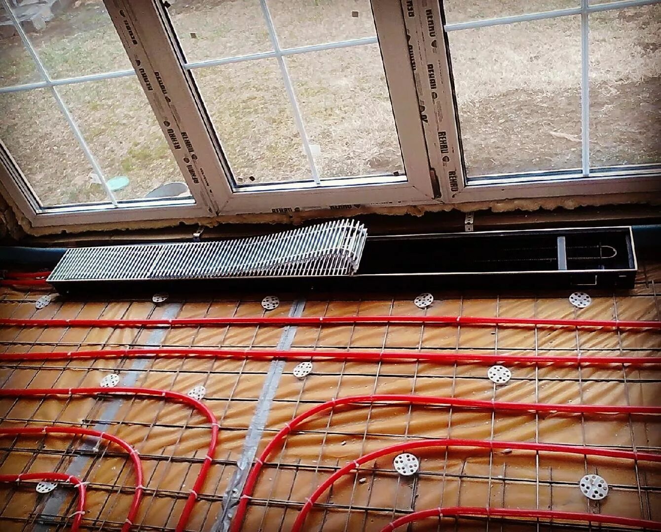 Прокладка труб отопления в полу. Трубы отопления в полу. Трубы отопления в полу. Спрятать трубы отопления. Трубы отопления в полу.