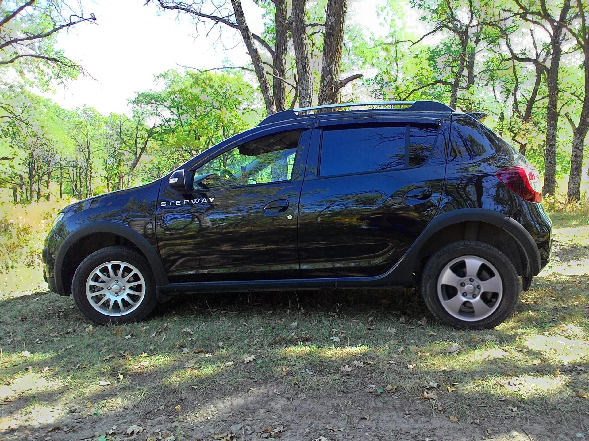 Диски рено сандеро степвей 16 радиус. Renault Sandero Stepway диски 16. Диски на Рено Сандеро степвей 2. Рено Сандеро степвей 2 на 17 дисках. Диски Renault Sandero Stepway r15.