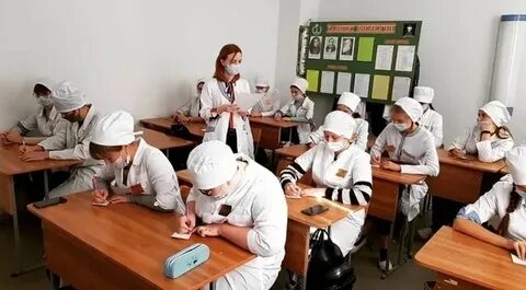 Подруги учатся медицинском училище при изучении темы