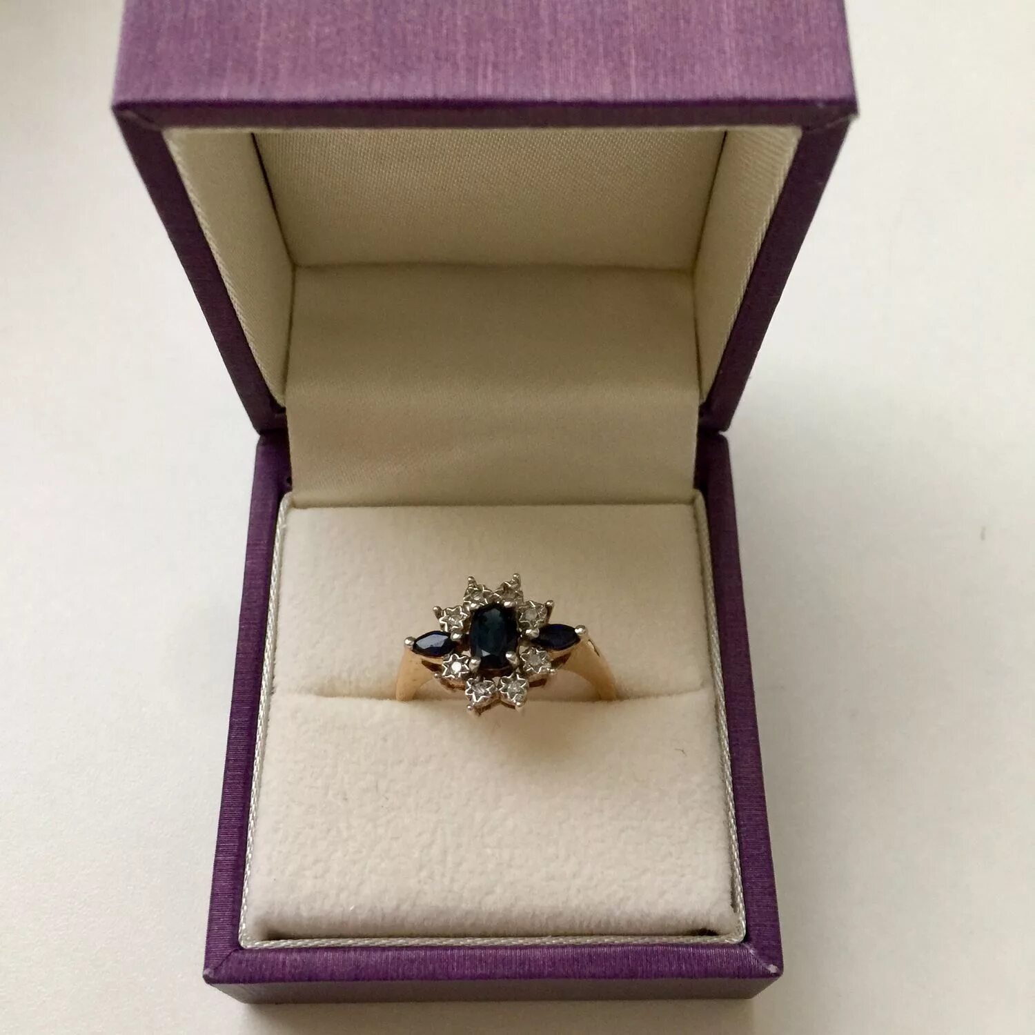 Кольцо с бриллиантом в коробке. Золотой набор тиффани картье. Красивое кольцо с бриллиантом в коробочке. Кольцо с бриллиантом в коробке. Помолвочное кольцо в коробочке.