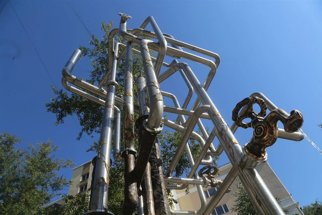 Светильники из труб водопроводных в стиле лофт. Полочки в стиле лофт. Композиция из труб. Ручки на мебели кубизм. Скульптуры из труб металлических.