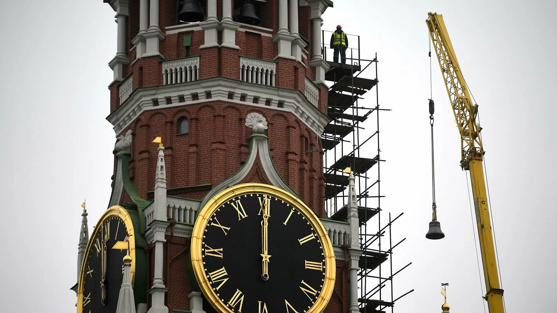 Какие кремлевские часы. Часы Спасской башни Московского Кремля. Спасская башня Московского Кремля куранты. Часы Спасская башня Московского Кремля. Часы-куранты на Спасской башне Московского Кремля.