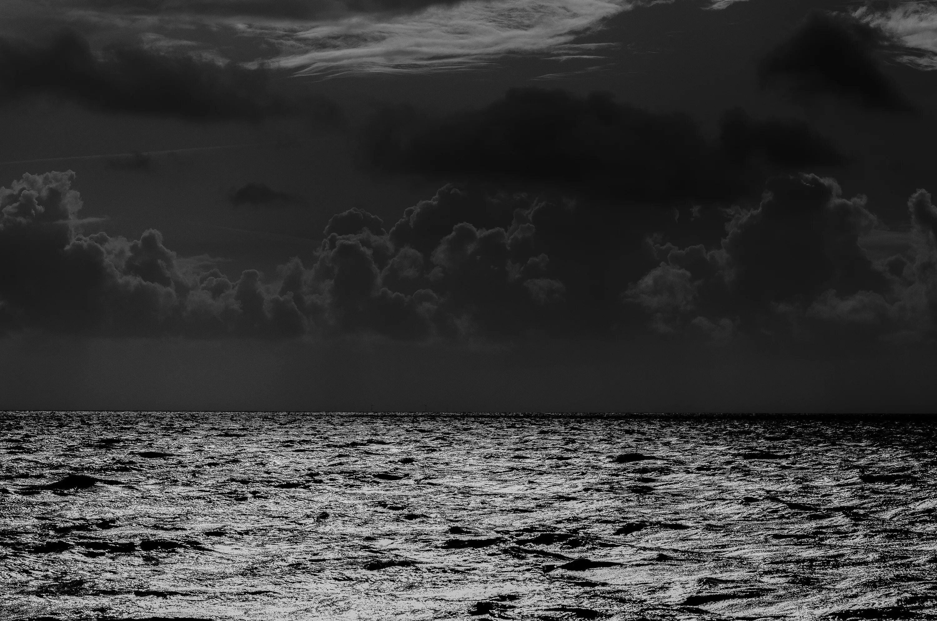 Берингово море шторм. Черно белое. Мрачное море. Обои темное море. Темное море.