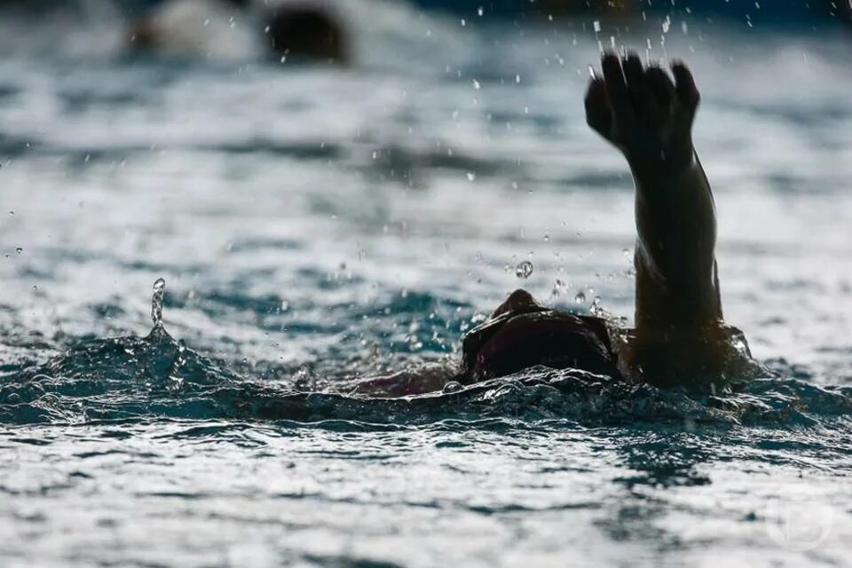 Утопающий. Человек тонет в воде. Живой утонуть