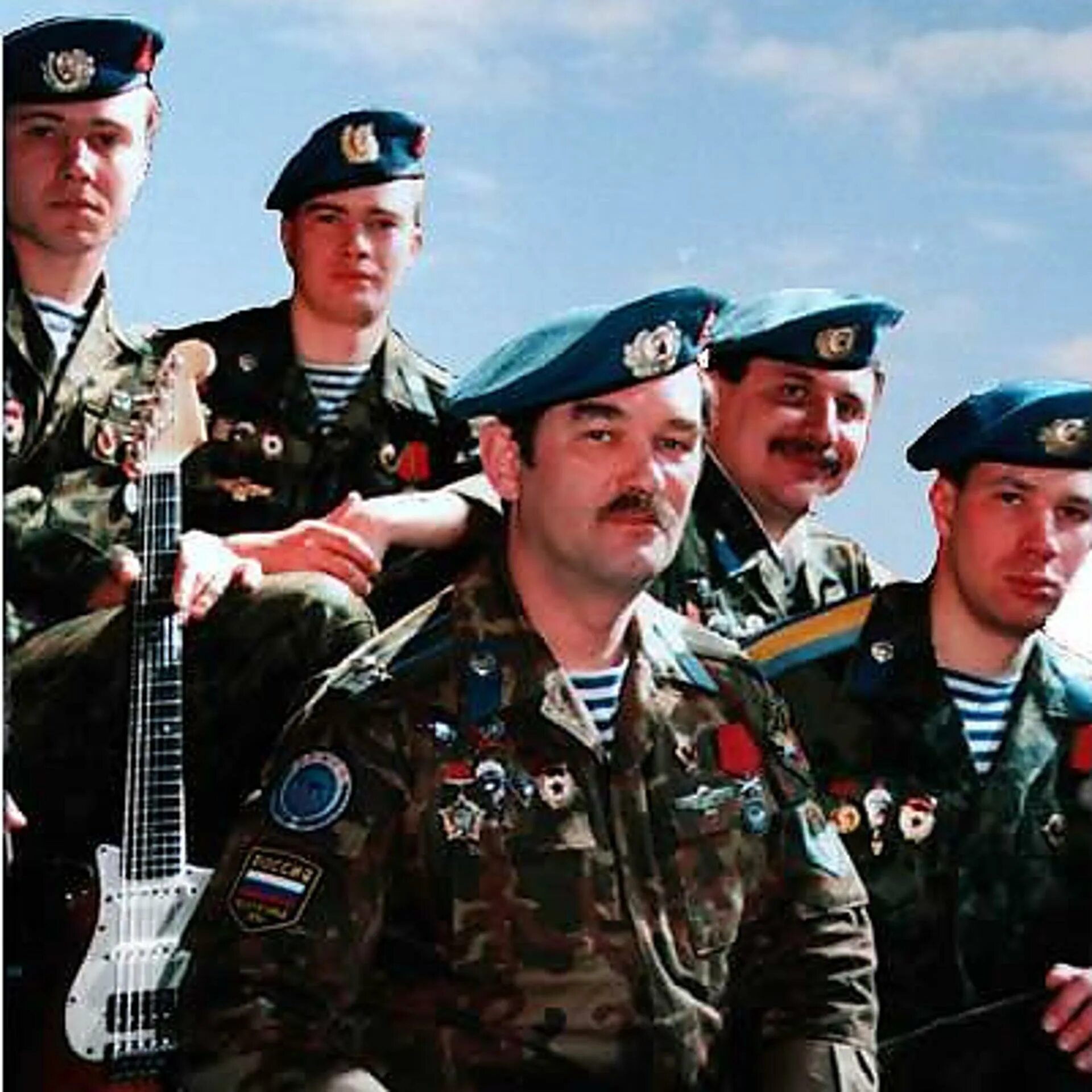 Группа голубые береты. Концерт вдв голубые береты. Песня десантников береты. Песня десантников береты. Ансамбль голубые береты сергей исаков.