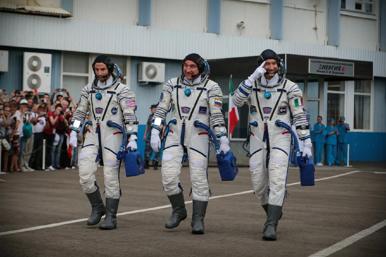 Космонавты в невесомости на мкс. Передатчик у космонавтов. Мкс орехово зуево. Мкс орехово зуево. Тренировки на мкс.